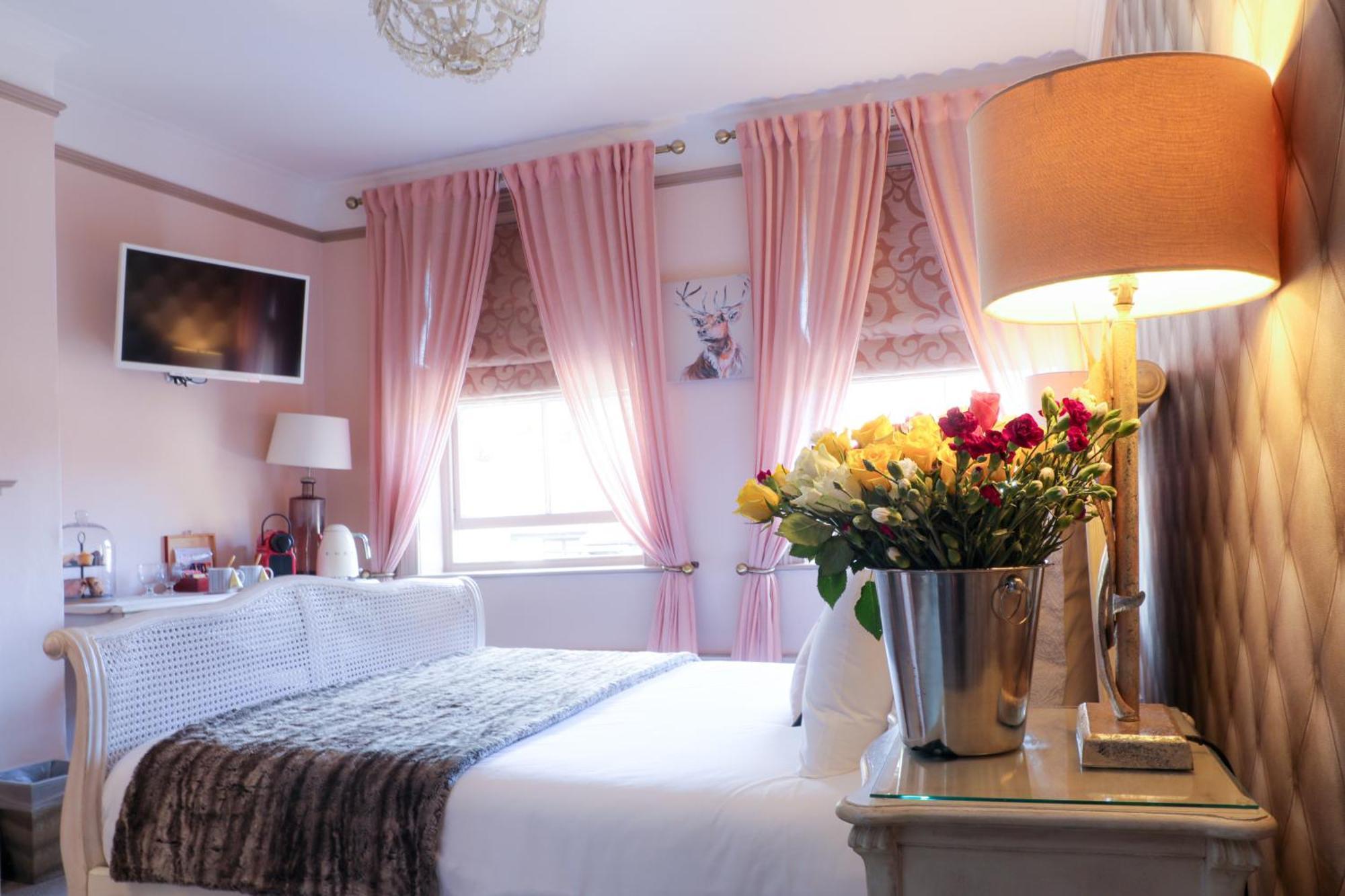 The Kingsbury 7Even 8Ight Bed & Breakfast Marlborough Room photo